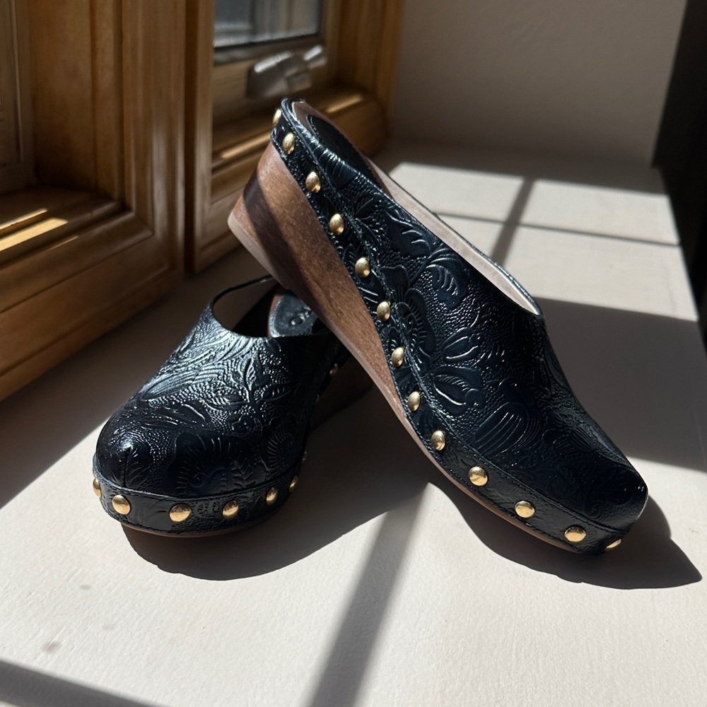 NWT FARM Rio Black Embossed Leather Wedge Clogs Size 6.5 NIB